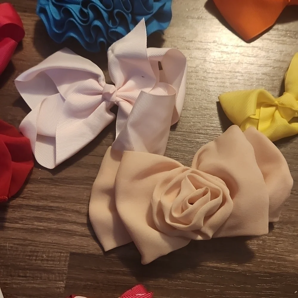 HAIRBOWS 22 Little Girls' Clip Hairbows. Several Have Ouchless Covered Clip.